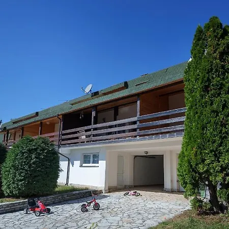 Holiday home The Greens Family House